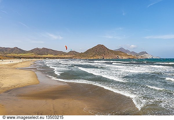 Langer flacher Sandstrand am Meer Playa de Los Genoveses Nationalpark Cabo de Gata-Nijar Almería Spanien Europa