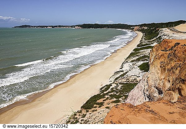 Langer Sandstrand an der Atlantikküste  Praia da Pipa bei Município de Natal  Rio Grande do Norte  Brasilien  Südamerika