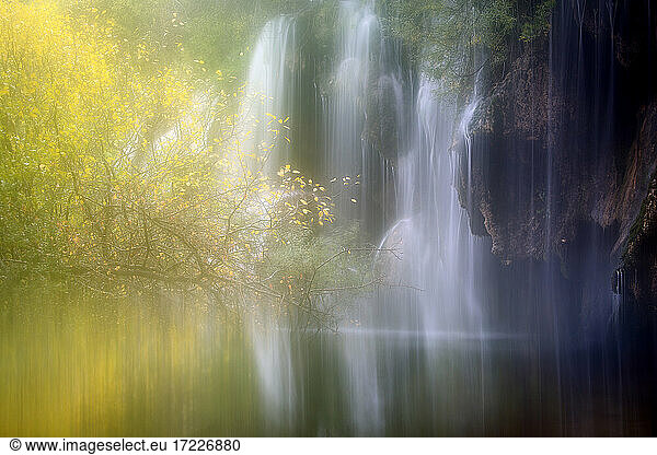 Langzeitbelichtung der Wasserfälle des Cuervo-Flusses im zeitigen Frühjahr
