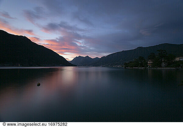 Langzeitbelichtung des Lago D'iseo bei Sonnenuntergang