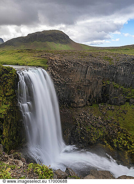 Langzeitbelichtung des Svodufoss-Wasserfalls  Island