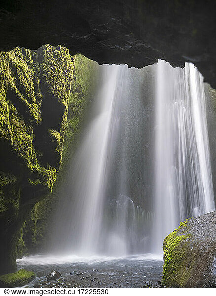 Langzeitbelichtung des Wasserfalls Seljalandsfoss
