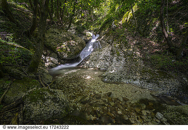 Langzeitbelichtung eines fließenden Flusses im Monte Cucco Park  Umbrien  Italien