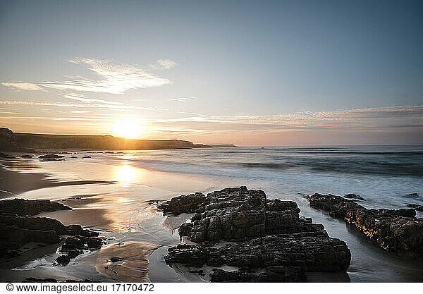 Langzeitbelichtung eines Küstenstrands bei Sonnenuntergang  Asturien  Spanien