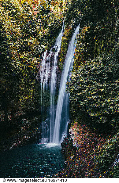 Langzeitbelichtung eines Wasserfalls im Regenwald auf Bali.
