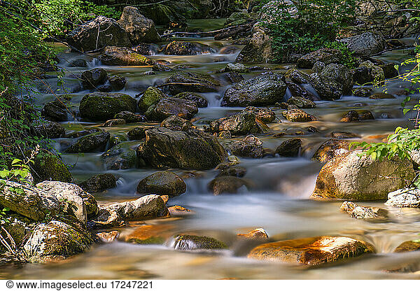 Langzeitbelichtung eines zwischen Felsen fließenden Flusses im Monte Cucco Park  Umbrien  Italien