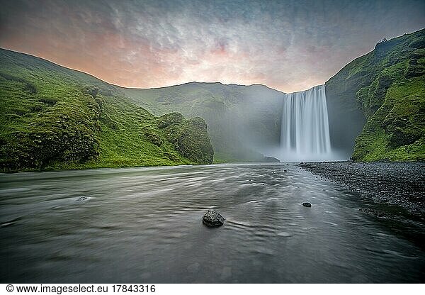 Langzeitbelichtung  Fluss Skógá  Wasserfall Skógafoss  stimmungsvoller Sonnenuntergang  Südisland  Island  Europa