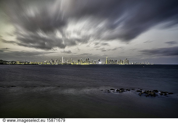 Langzeitbelichtung in der Abenddämmerung mit Blick auf die Bucht von Panama in Panama City  Panama  Mittelamerika