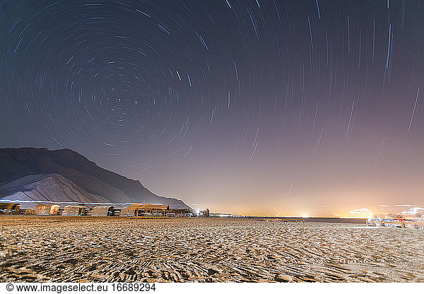 Langzeitbelichtung Sternenweg im Sinai mit Bungalows
