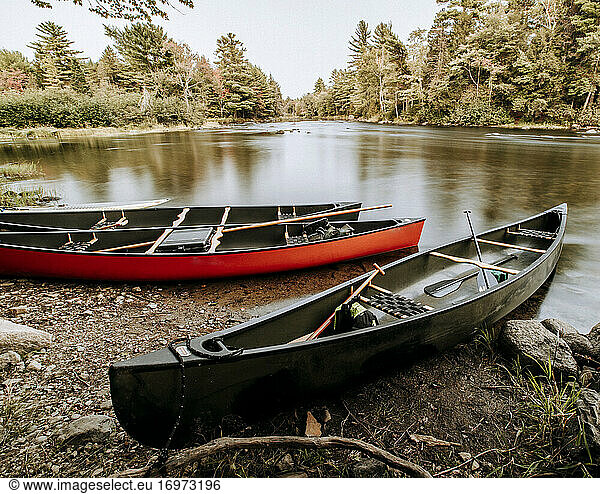 Langzeitbelichtung von drei leeren Kanus am Ufer des Saint Croix River  Maine