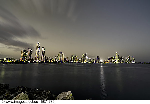 Langzeitbelichtung von Panama-Stadt in der Abenddämmerung vom Monument der Flagge von Panama Park  Panama  Mittelamerika