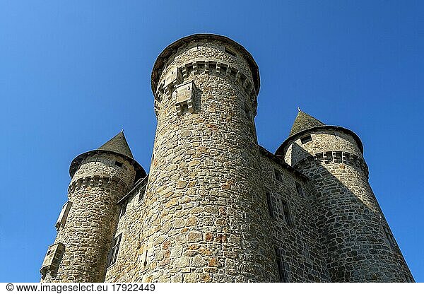 Lanobre. Das mehrfach umgebaute Chateau de Val aus dem 13. Jahrhundert ist Eigentum der Stadt Bort les Orgues. Departement Cantal. Auverne Rhône-Alpes. Frankreich