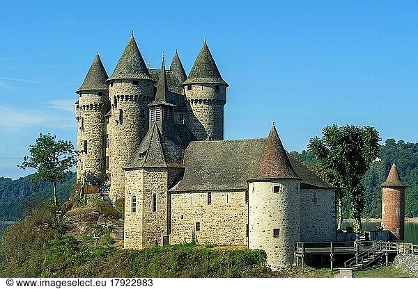 Lanobre. Das mehrfach umgebaute Chateau de Val aus dem 13. Jahrhundert ist Eigentum der Stadt Bort les Orgues. Departement Cantal. Auverne Rhône-Alpes. Frankreich