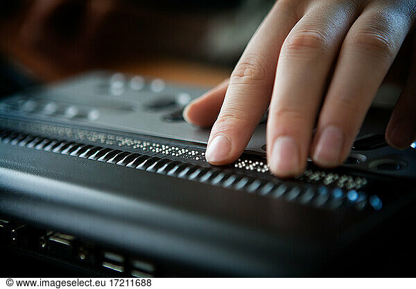 Laptop in Braille-Schrift  der sehbehinderten Menschen den Zugang zu Computern ermöglicht.