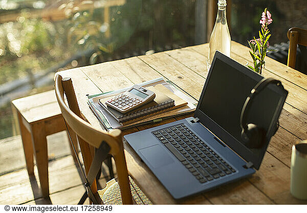 Laptop  Kopfhörer  Taschenrechner und Notebooks auf dem Cafétisch