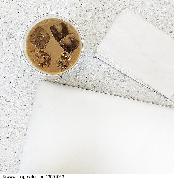 Laptop  Serviette und Eiskaffee