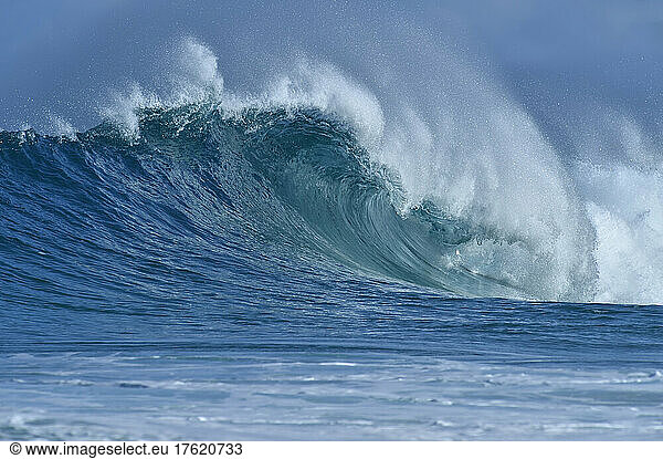 Large splashing wave of Pacific Ocean
