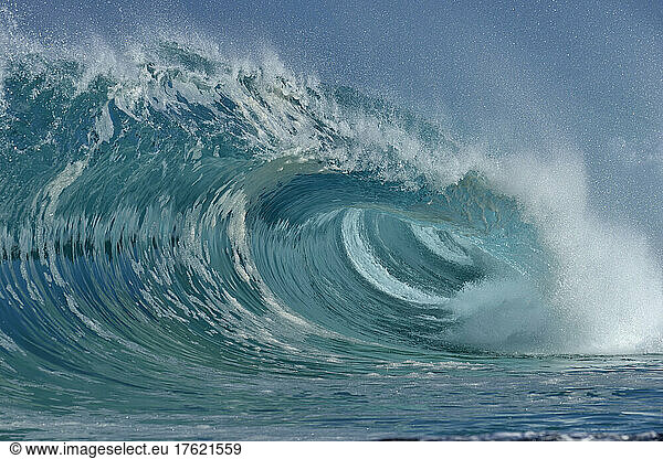 Large splashing wave of Pacific Ocean
