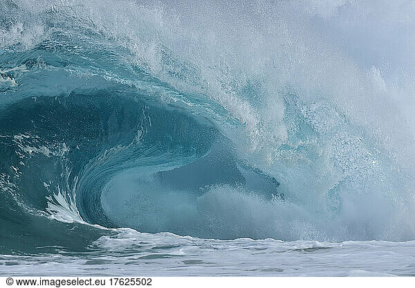Large splashing wave of Pacific Ocean