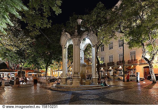 Largo do Carmo  Springbrunnen  Nachtaufnahme  Chiado  Lissabon  Portugal  Europa