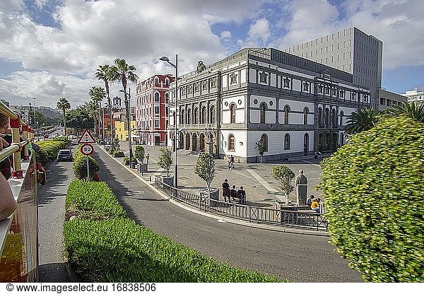 Las Palmas  Gran Canaria  Spanien - 14 Dezember  2019. Theater Perez Galdos Hauptstadt auf Gran Canaria. Bus Stadtrundfahrt