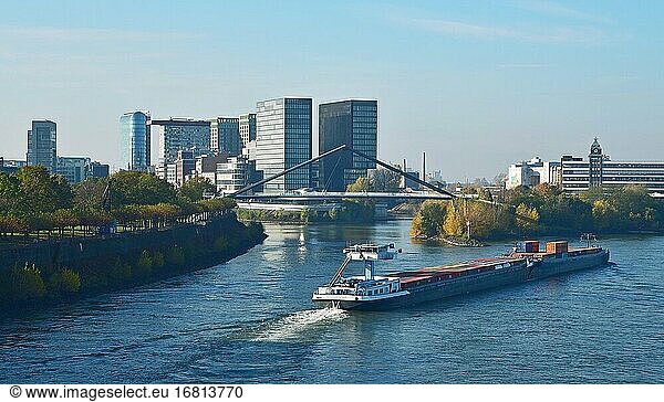 Lastkahn auf dem Rhein und die Gebäude im Hafen.