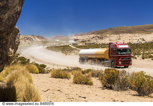 Lastwagen auf einer Stra_e im Altiplano-Hochland  Anden  Bolivien