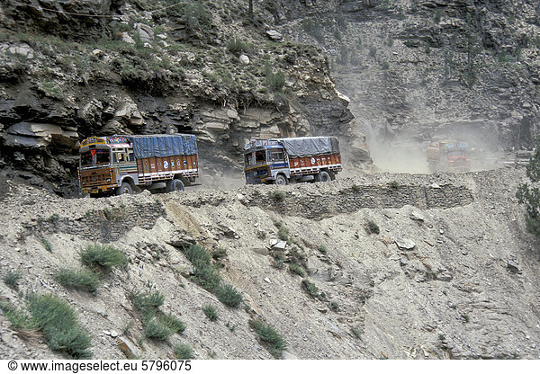 Lastwagen auf staubiger  erdrutschgefährdeter Stra_e  Manali-Leh-Highway  bei Keylong oder Kyelang  Himachal Pradesh  indischer Himalaya  Nordindien  Indien  Asien