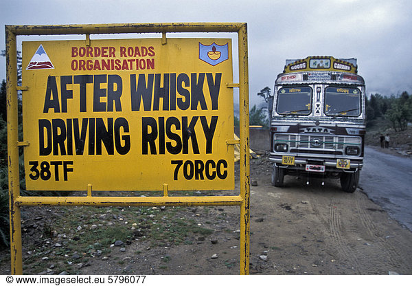 Lastwagen  Hinweisschild oder Warnschild mit der Aufforderung  vorsichtig zu fahren  Rohtang-Pass  Ladakh  indischer Himalaya  Jammu und Kaschmir  Nordindien  Indien  Asien