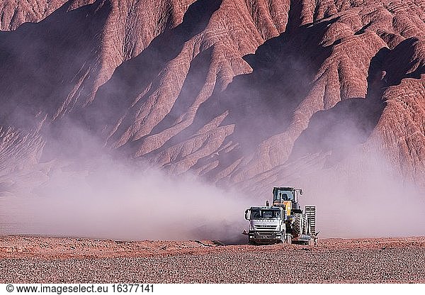 Lastwagen in der erodierten Landschaft des Desierto del Diablo in der Gegend von Los Colorados  in der Stadt Tolar Grande in der Provinz Salta in La Puna Argentinien. Argentinien  Südamerika  Amerika.