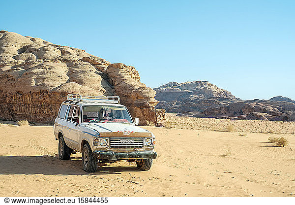 Lastwagen mit Allradantrieb im Schutzgebiet Wadi Rum  Jordanien