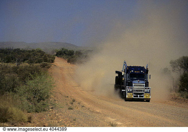 Lastwagen  Road Train  auf einer Piste im Red Centre  Northern Territory  Australien