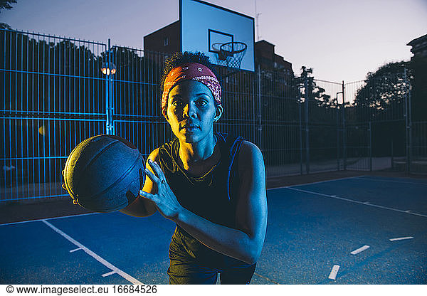Lateinamerikanische und afrikanische Frauen spielen Basketball