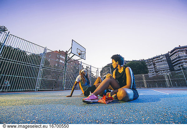 Lateinamerikanische und afrikanische Frauen spielen Basketball