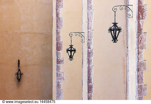 Laternen an der Wand