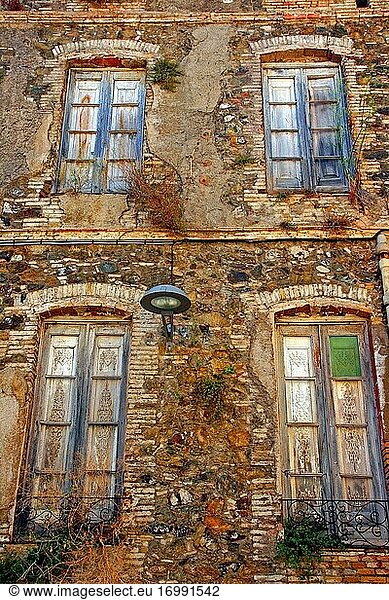 Laternenpfahl und Fenster des alten Hotels  Portbou  Katalonien  Spanien