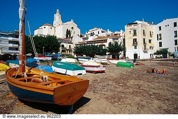 Latin Segelboot in Port Alguer Strand. Cadaques. Alt Emporda. Provinz Girona. Catalonia. Spanien