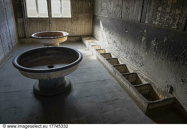 Latrinen  Toiletten und Waschraum in einer Häftlingsbaracke  Gedenkstätte  KZ  Konzentrationslager Sachsenhausen  Oranienburg bei Berlin  Deutschland  Europa