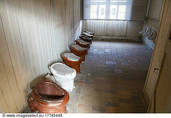 Latrinen  Toiletten und Waschraum in einer Häftlingsbaracke  Gedenkstätte  KZ  Konzentrationslager Sachsenhausen  Oranienburg bei Berlin  Deutschland  Europa