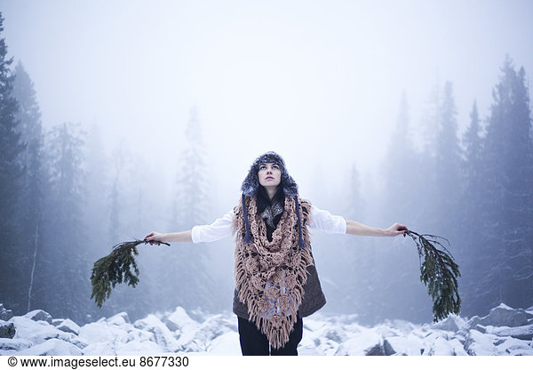 Laubwald  Europäer  Frau  Baum  halten  Schnee  Ast