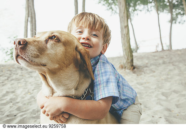 Laubwald umarmen Strand Junge - Person Hund
