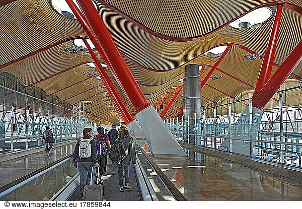 Laufband im Flughafen Madrid-Barajas  Madrid  Spanien  Europa