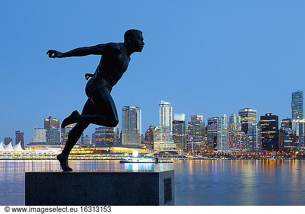 Laufende Skulptur mit Innenstadt-Hintergrund