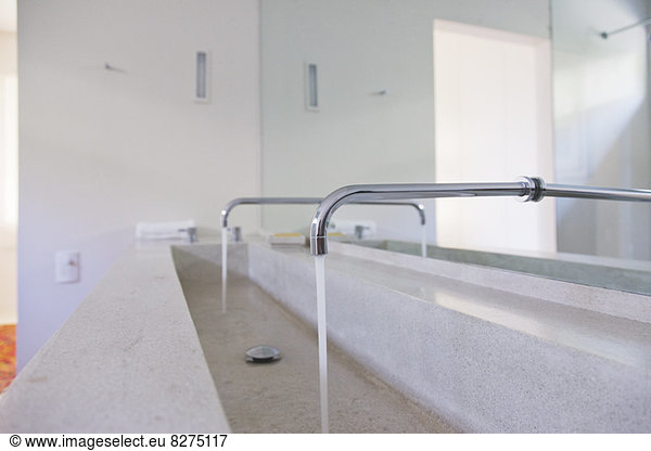 Laufende Wasserhähne im modernen Bad