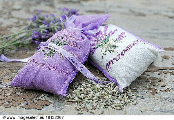 Lavendel-Duftsäckchen (Lavandula angustifolia) und Lavendelblüten  Provence  Südfrankreich  Lavendel-Duftsäckchen  Lavendelsäckchen  Souvenir  Andenken