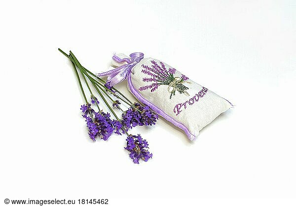Lavendel-Duftsäckchen (Lavandula angustifolia) und Lavendelblüten  Provence  Südfrankreich  Lavendel-Duftsäckchen  Lavendelsäckchen  Souvenir  Andenken
