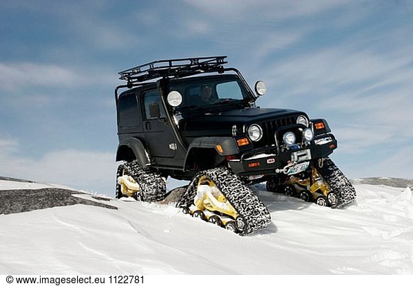 Lawson´s konvertiert Jeep mit Mattracks anstelle von Reifen  Off-Road in der Nähe von Cape Merry  Churchill  Manitoba  Kanada.