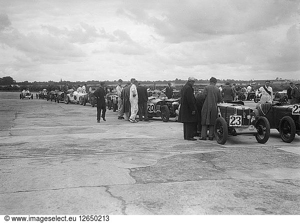 LCC-Staffel-GP  Brooklands  25. Juli 1931. Künstler: Bill Brunell.