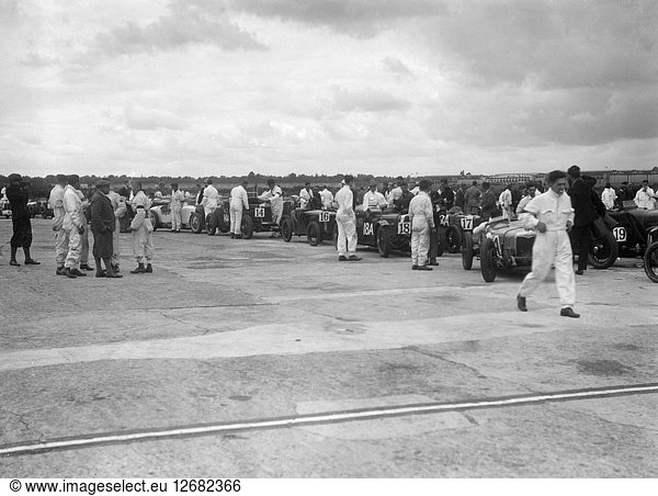 LCC-Staffel-GP  Brooklands  25. Juli 1931. Künstler: Bill Brunell.