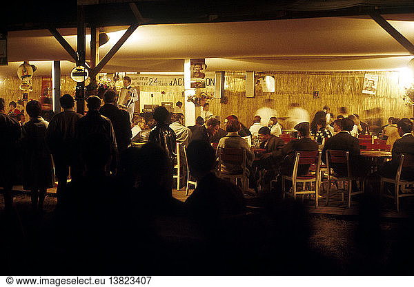 Le Mans Cafe bei Nacht während des 24-Stunden-Rennens  Frankreich 1964.